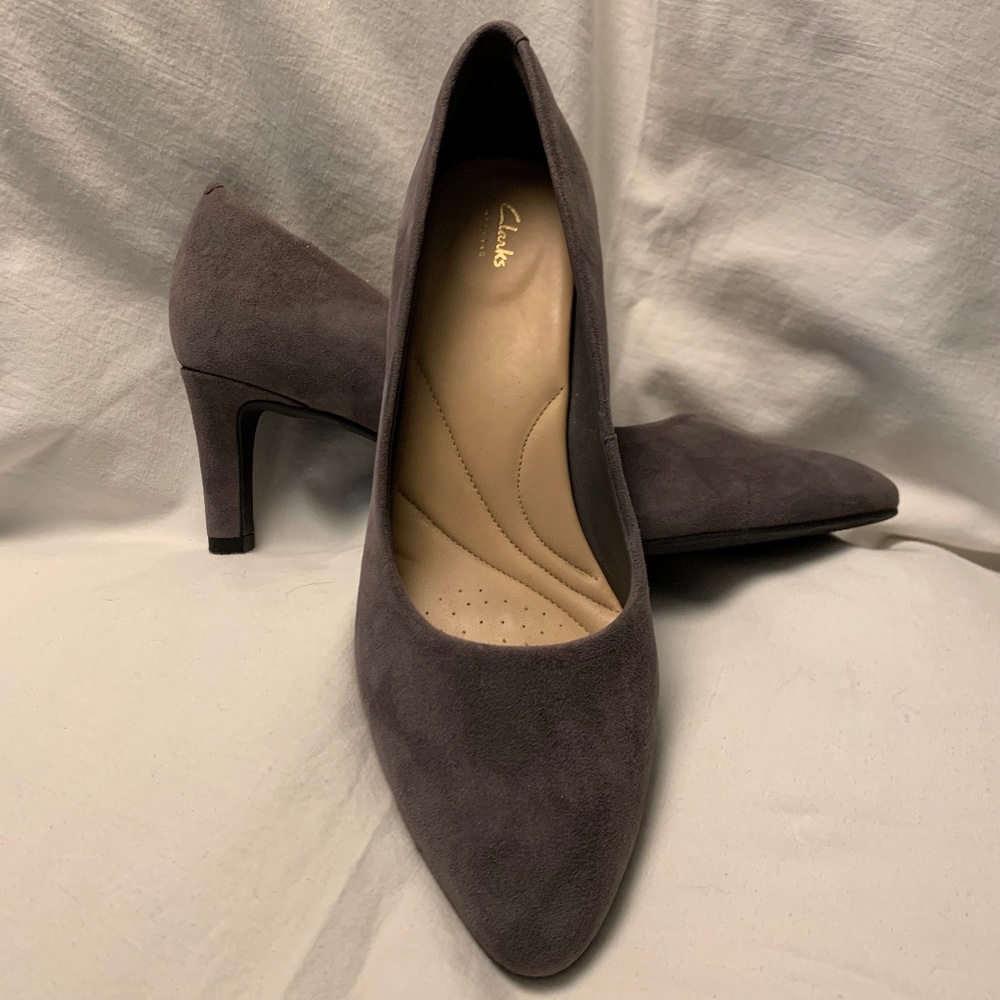 Clarks Artisan 'Calla Rose' dark gray suede pumps